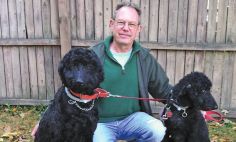 Mark Vail, con sus perros Lucy y Henry en la foto, ha reavivado su antiguo talento como maestro alfarero.